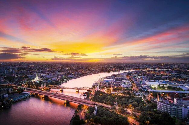 Wysoki kąt widoku miasta przy zachodzie słońca w Bangkoku wzdłuż rzeki Chao Phraya