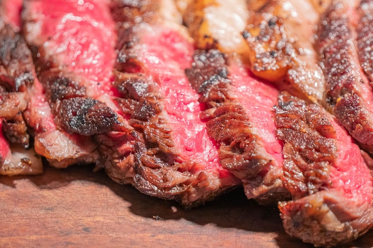Zdjęcie wysoki kąt widoku mięsa na barbecue