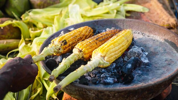 Zdjęcie wysoki kąt widoku mięsa na grillu