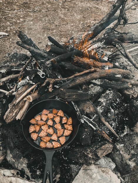 Zdjęcie wysoki kąt widoku mięsa na grillu