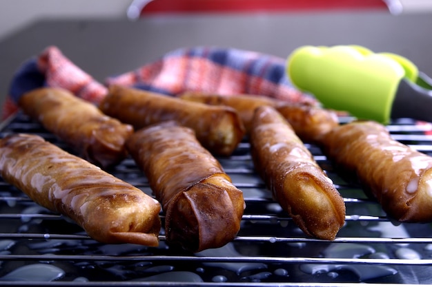 Zdjęcie wysoki kąt widoku mięsa na grillu