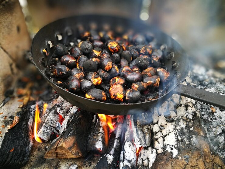 Zdjęcie wysoki kąt widoku mięsa na grillu