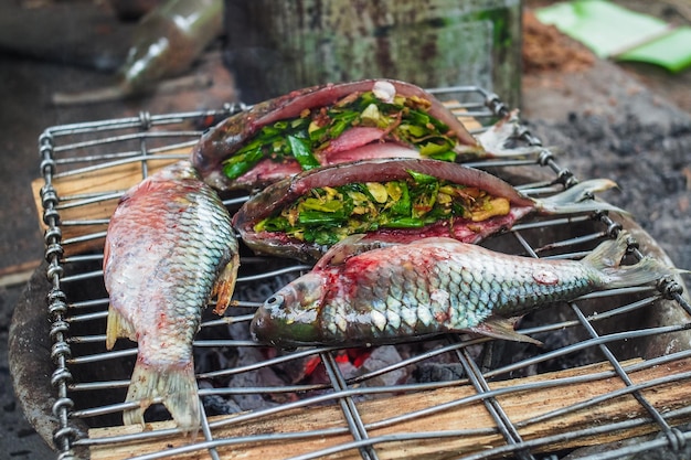 Zdjęcie wysoki kąt widoku mięsa na grillu