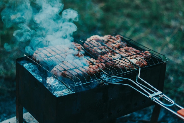 Zdjęcie wysoki kąt widoku mięsa na grillu