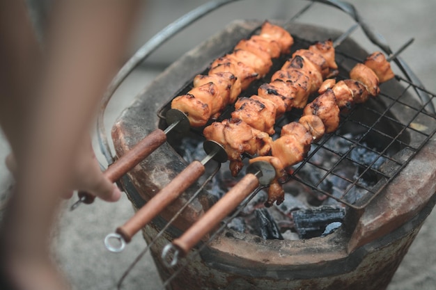 Wysoki kąt widoku mięsa na grillu