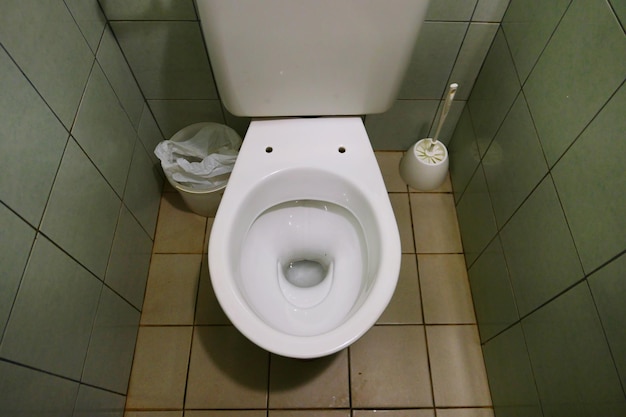 Wysoki kąt widoku miski toaletowej w łazience