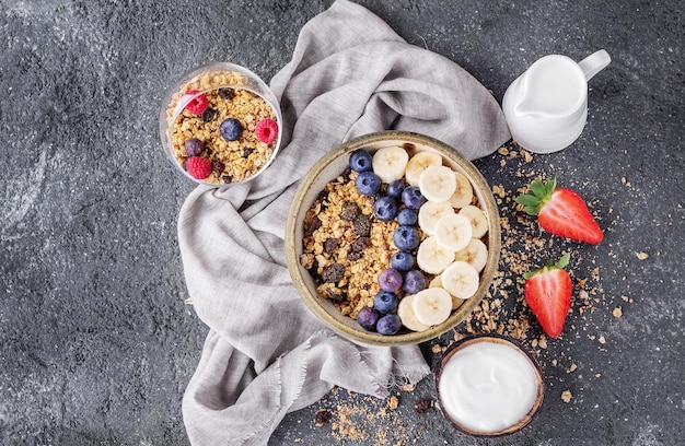 Wysoki kąt widoku miski z muesli