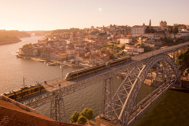 Wysoki kąt widoku mostu Dom Luis I nad rzeką Douro w mieście