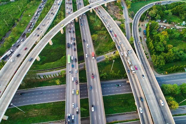 Wysoki kąt widoku mostu nad autostradą w mieście
