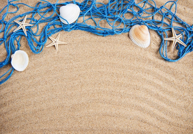 Zdjęcie wysoki kąt widoku muszli i lin na piaszczystej plaży