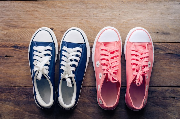Zdjęcie wysoki kąt widoku niebieskich i różowych butów na drewnianej podłodze