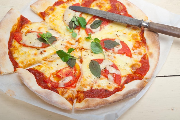 Wysoki kąt widoku noża na pizze