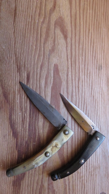 Zdjęcie wysoki kąt widoku noży na drewnianym stole