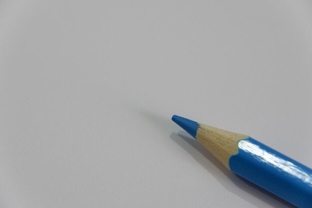 Zdjęcie wysoki kąt widoku ołówków na białym stole