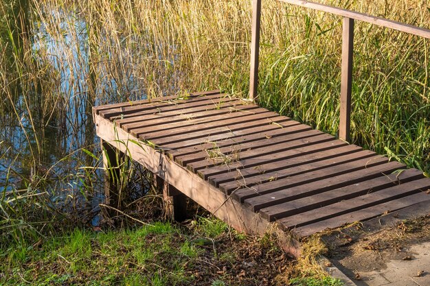 Zdjęcie wysoki kąt widoku opuszczonej drewnianej konstrukcji w lesie