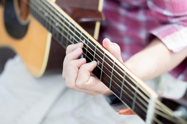 Wysoki kąt widoku osoby grającej na gitarze