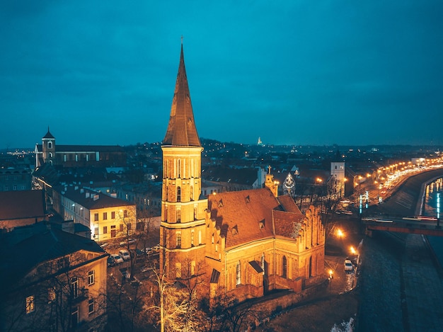 Wysoki kąt widoku oświetlonego krajobrazu miejskiego w nocy