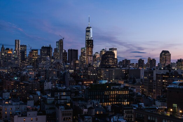 Zdjęcie wysoki kąt widoku oświetlonego krajobrazu miejskiego w zmierzchu