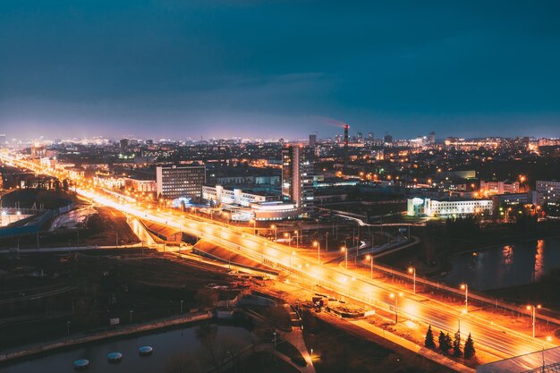 Zdjęcie wysoki kąt widoku oświetlonego miasta na tle nocnego nieba