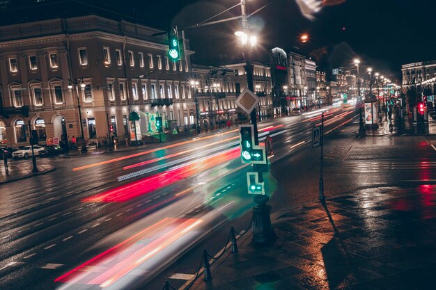 Zdjęcie wysoki kąt widoku oświetlonej ulicy w nocy