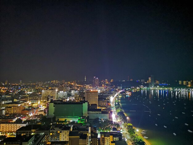 Zdjęcie wysoki kąt widoku oświetlonych budynków miejskich na tle jasnej skypataya