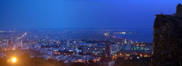 Zdjęcie wysoki kąt widoku oświetlonych budynków miejskich w zmierzchu