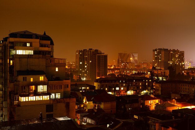 Zdjęcie wysoki kąt widoku oświetlonych budynków na tle nocnego nieba