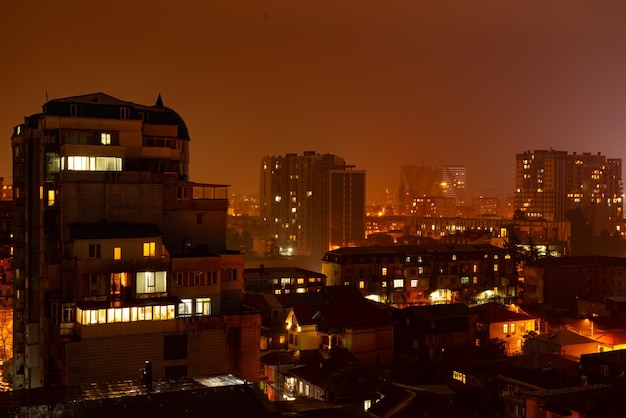 Zdjęcie wysoki kąt widoku oświetlonych budynków w mieście w nocy