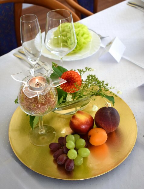 Zdjęcie wysoki kąt widoku owoców w misce na stole