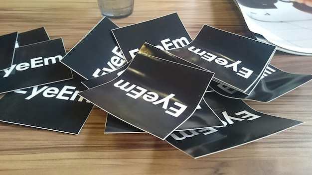 Wysoki kąt widoku papierów eyeem na stole