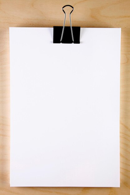 Zdjęcie wysoki kąt widoku papieru na stole na białym tle
