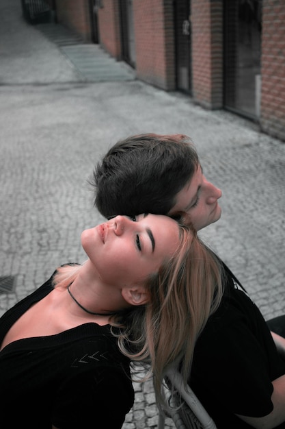 Wysoki kąt widoku pary relaksującej się na ulicy