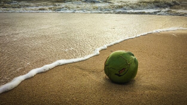 Zdjęcie wysoki kąt widoku piłki na plaży