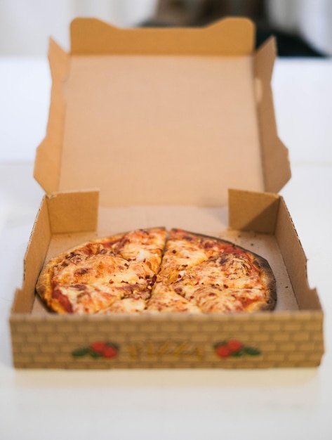 Wysoki kąt widoku pizzy na stole
