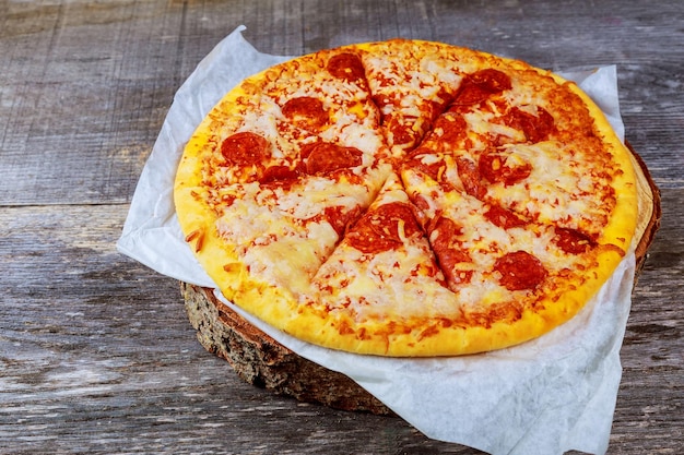 Wysoki kąt widoku pizzy na stole