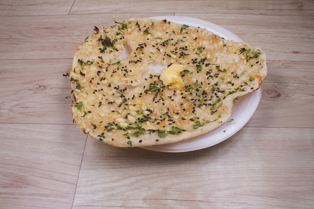 Wysoki kąt widoku pizzy na stole