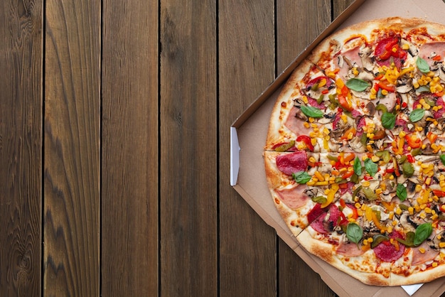 Wysoki kąt widoku pizzy na stole