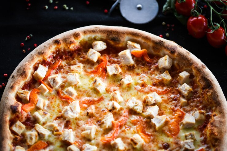 Zdjęcie wysoki kąt widoku pizzy na talerzu
