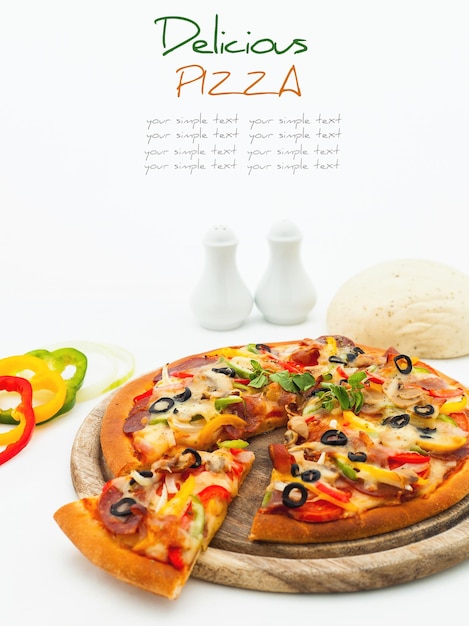 Wysoki kąt widoku pizzy podawanej na talerzu