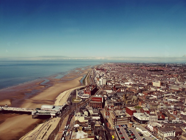 Wysoki kąt widoku plaży Blackpool na tle nieba