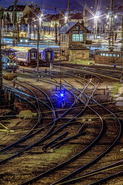 Zdjęcie wysoki kąt widoku pociągów na terenie manewrowania w nocy