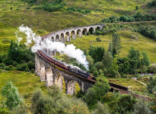 Zdjęcie wysoki kąt widoku pociągu na moście pośród krajobrazu