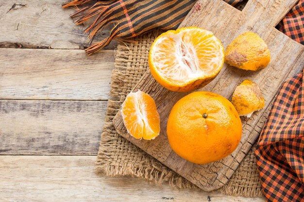 Zdjęcie wysoki kąt widoku pomarańczowych owoców na stole