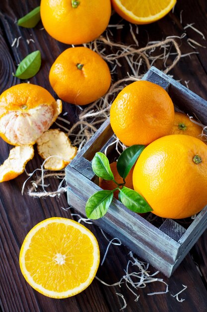 Zdjęcie wysoki kąt widoku pomarańczy na stole