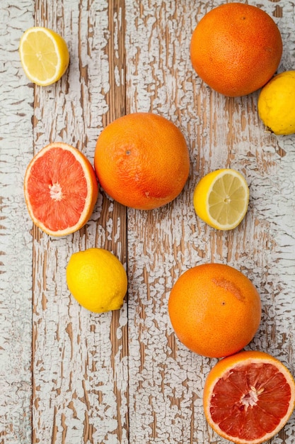 Wysoki kąt widoku pomarańczy na stole