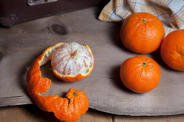 Zdjęcie wysoki kąt widoku pomarańczy na stole