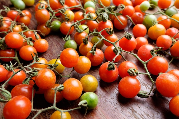 Zdjęcie wysoki kąt widoku pomidorów na targu