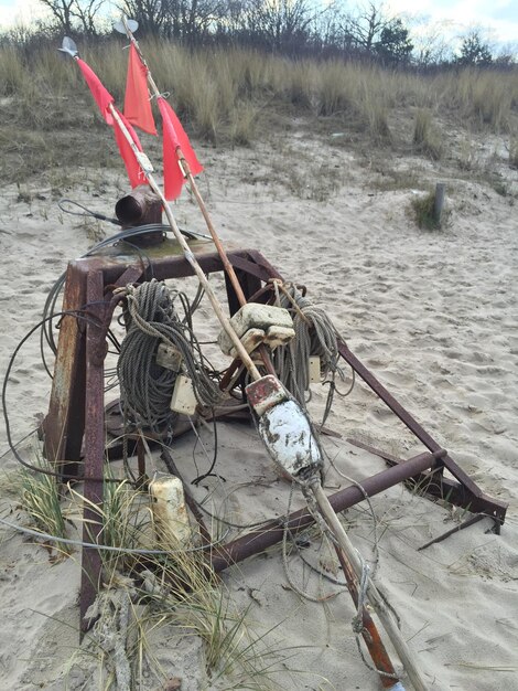 Zdjęcie wysoki kąt widoku porzuconej uszkodzonej łodzi na piasku na plaży