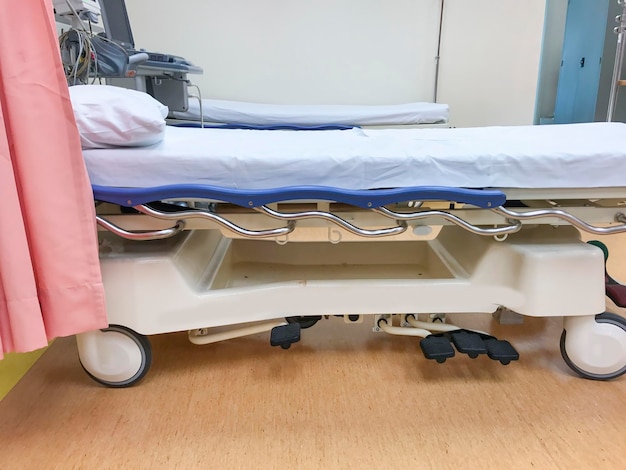 Zdjęcie wysoki kąt widoku pustych łóżek na oddziale szpitalnym
