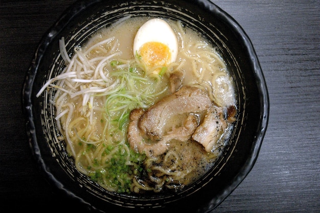 Zdjęcie wysoki kąt widoku ramen w misce